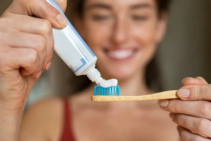 Mantener una correcta higiene bucal es esencial, y Profeco ha evaluado ciertos cepillos de dientes que aseguran una limpieza efectiva y segura. Foto: Canva