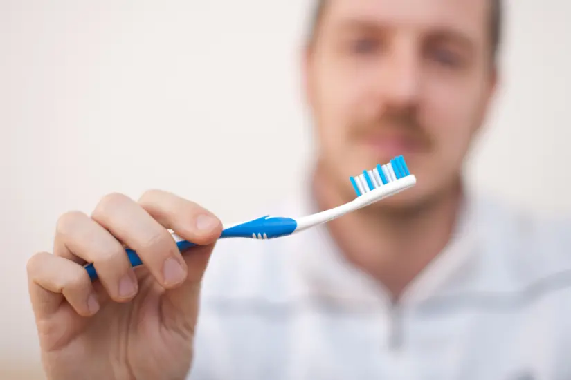 La elección correcta del cepillo de dientes es clave para una buena higiene dental, y Profeco ha identificado los mejores en el mercado. Foto: Canva