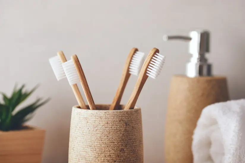 Según Profeco, la selección adecuada de cepillos de dientes influye significativamente en la salud dental, de ahí la importancia de sus recomendaciones. Foto: Canva