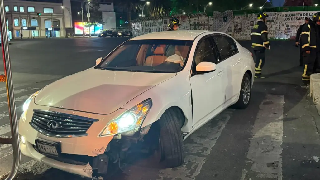 Choque en Paseo de la Reforma: auto termina en camellón tras cerrón imprudente