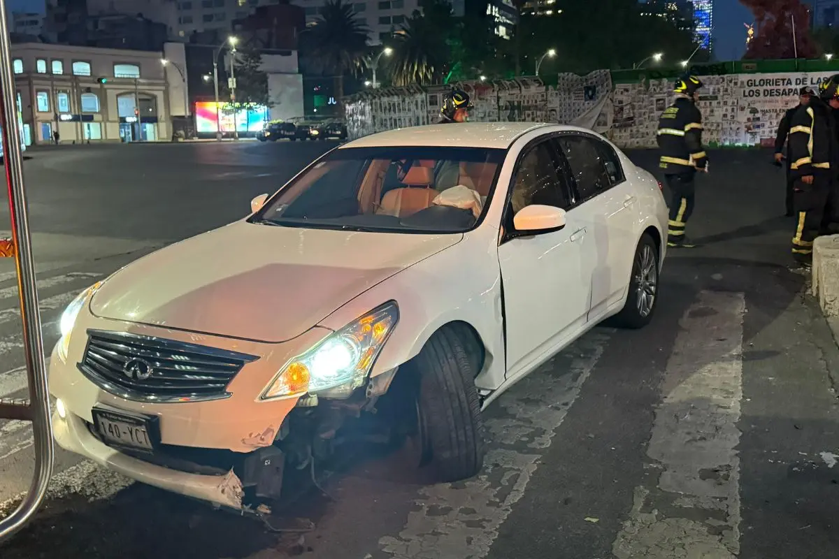 Choca auto en camellón en Paseo de la Reforma CDMX.   Foto: Ramón Ramírez