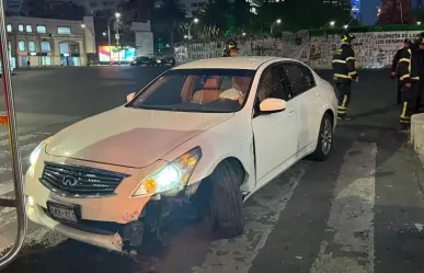 Choque en Paseo de la Reforma: auto termina en camellón tras cerrón imprudente