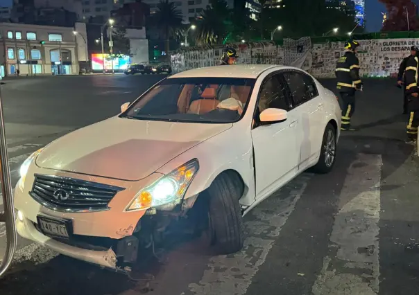 Choque en Paseo de la Reforma: auto termina en camellón tras cerrón imprudente