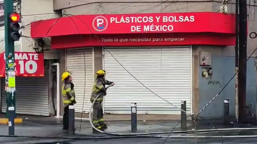 VIDEO | Incendio en poste y cableado provoca caos vial en Monterrey