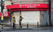 VIDEO | Incendio en poste y cableado provoca caos vial en Monterrey