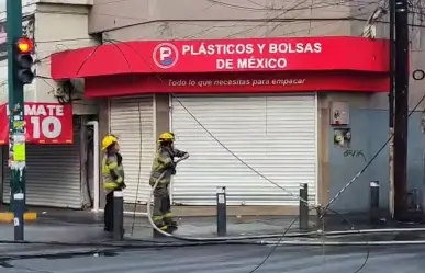 VIDEO | Incendio en poste y cableado provoca caos vial en Monterrey