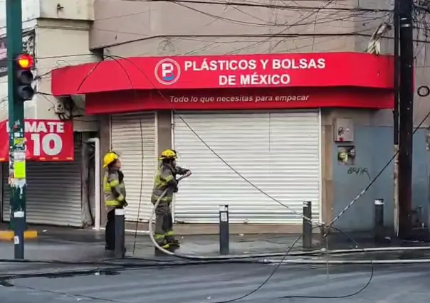 VIDEO | Incendio en poste y cableado provoca caos vial en Monterrey