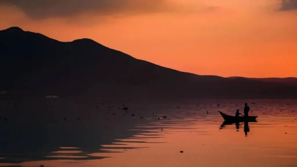 El lago de Jalisco que cuenta con una isla en forma de alacrán a la que puedes llegar en lancha
