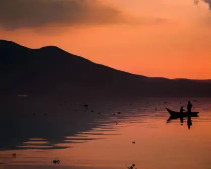 El lago de Jalisco que cuenta con una isla en forma de alacrán a la que puedes llegar en lancha