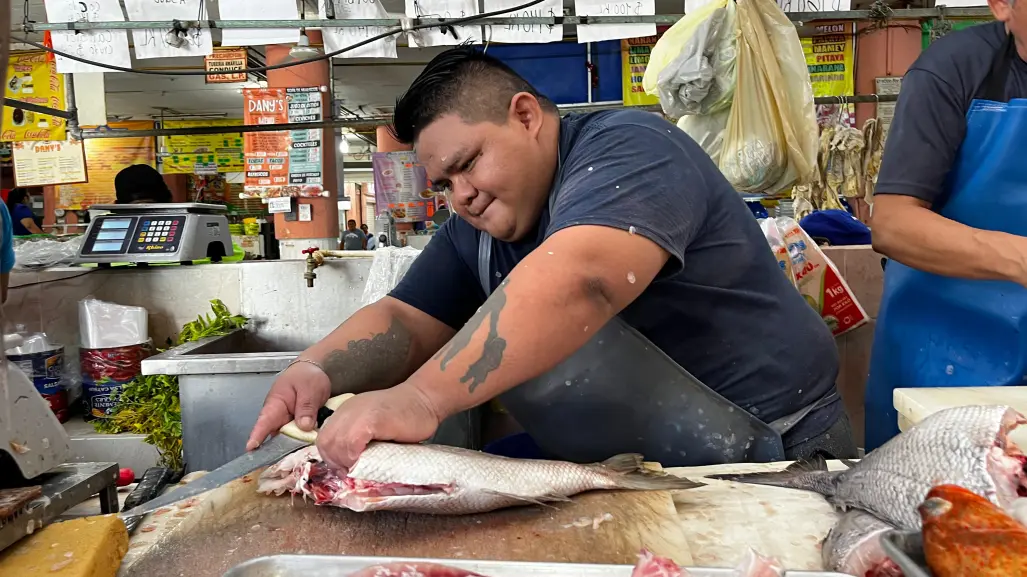 Bajan ventas de mariscos en el mercado Lucas de Gálvez