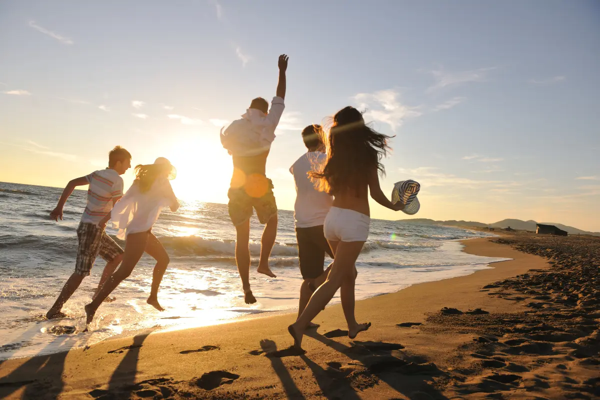 El surf y otras actividades acuáticas en las playas de Nayarit son ideales para ir de vacaciones con amigos. Foto: Canva