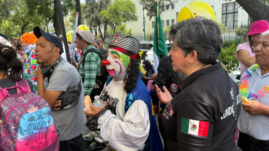 Payasos llenan de color la CDMX en su camino hacia la Basílica de Guadalupe