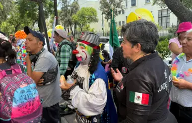 Payasos llenan de color la CDMX en su camino hacia la Basílica de Guadalupe