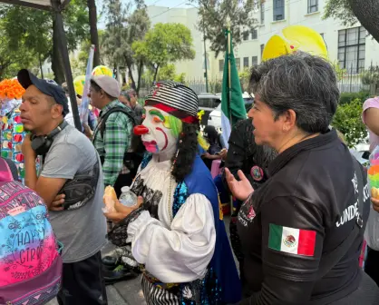Payasos llenan de color la CDMX en su camino hacia la Basílica de Guadalupe