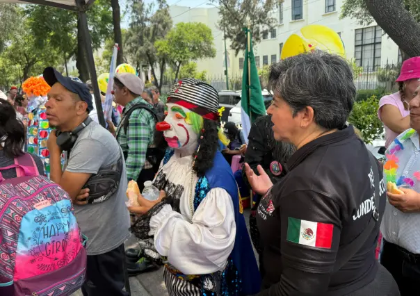 Payasos llenan de color la CDMX en su camino hacia la Basílica de Guadalupe