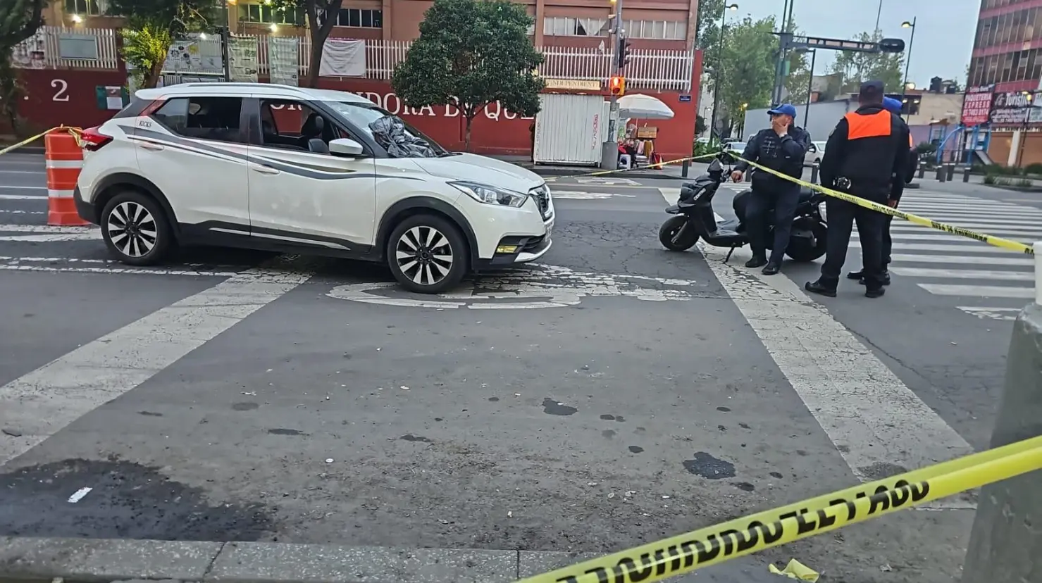 Policías frente a camioneta de persona asesinada en CDMX. Foto: Ramón Ramírez