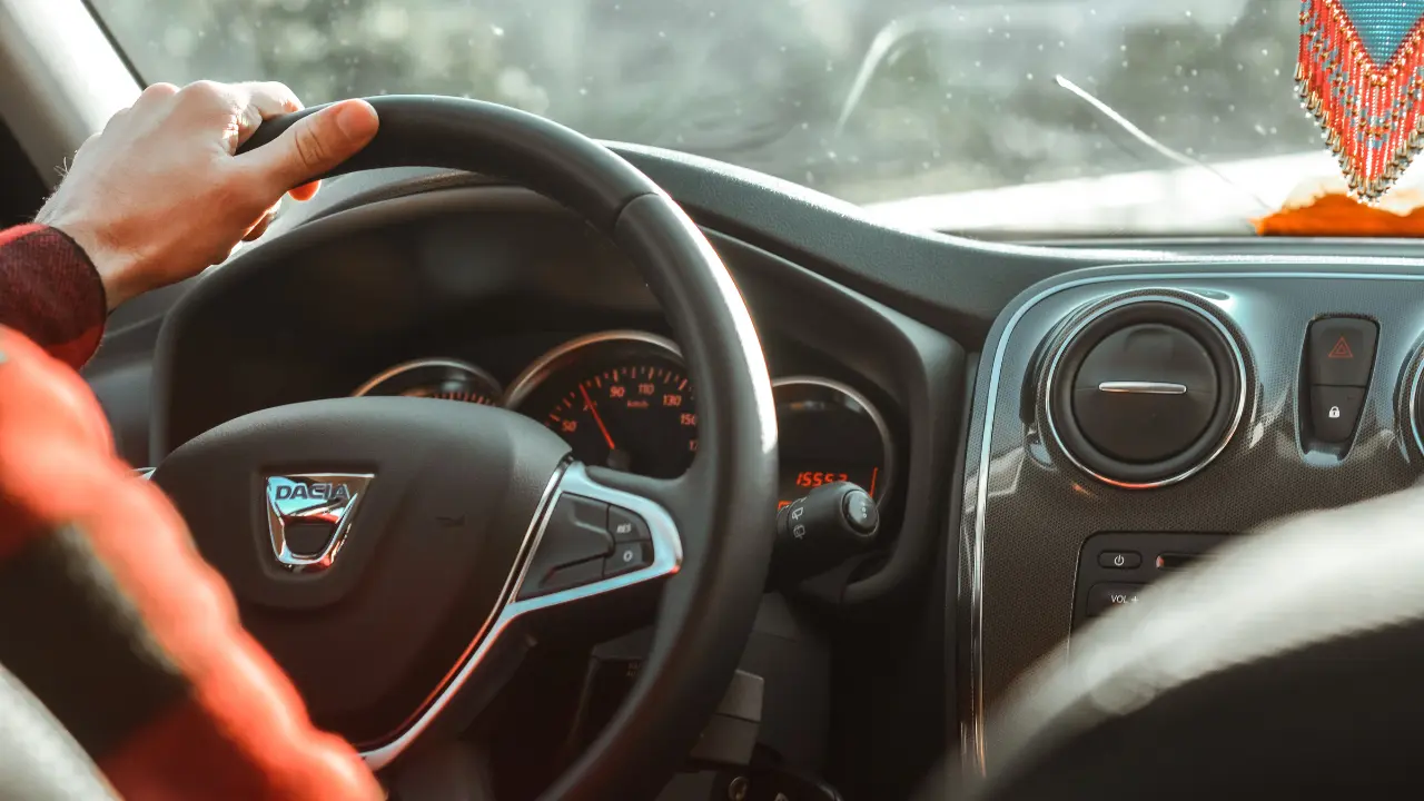 Manos de una persona sujetando el volante. Foto: Canva