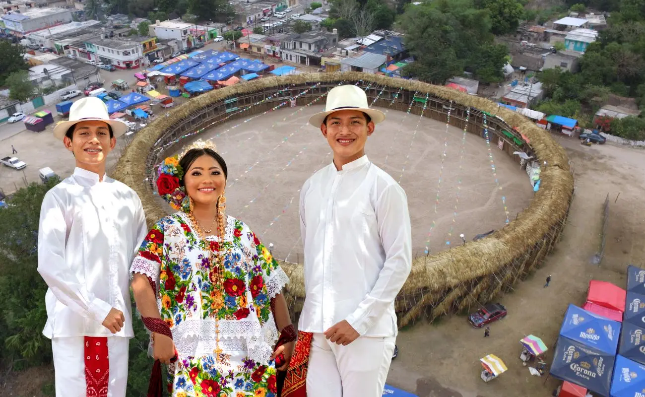 ¿Qué es un tablado y por qué forma parte de las fiestas patronales? Foto: Canva | Colectivo Instalaciones endémicas de la península de Yucatán