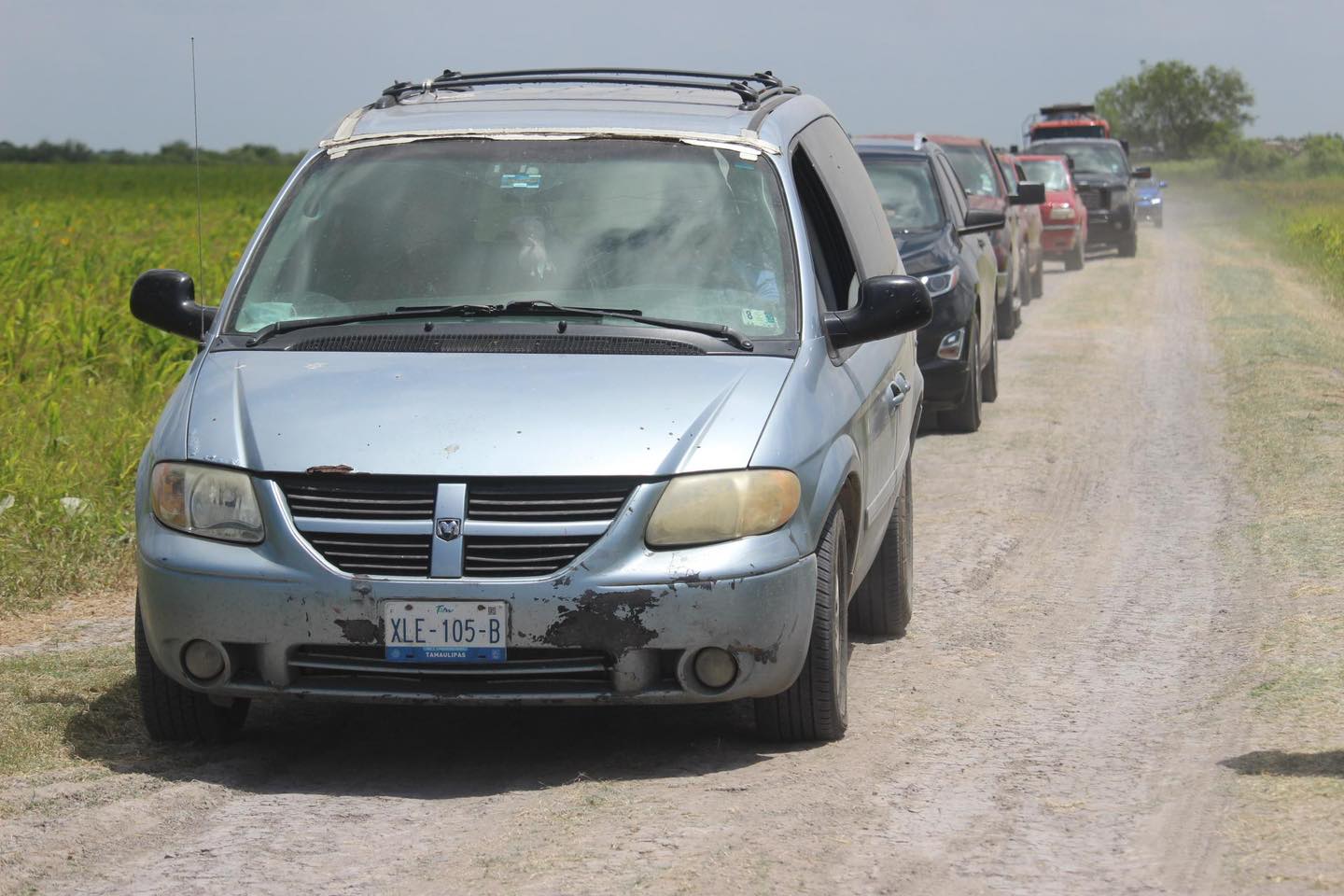 Automovilistas usan brechas para saltarse el bloque de la carretera San Fernado Automovilistas usan brechas para saltarse el bloque de la carretera San Fernado