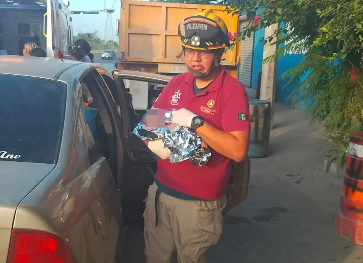 El parto del bebé ocurrió el cruce de las calles Agualeguas y Camino Real, en la Colonia Santa Martha. Foto: Protección Civil de Escobedo.