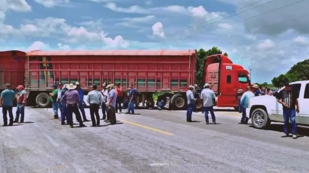 Productores de sorgo abren circulación en la carretera San Fernando