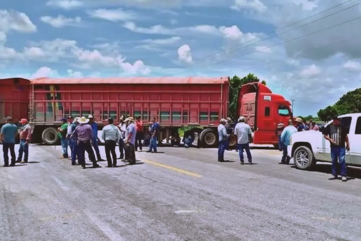 Sorgueros bloquearon hoy la carretera a la altura de San Fernando, en el punto conocido como la Y. Foto: Carlos García