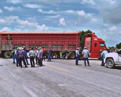 Productores de sorgo abren circulación en la carretera San Fernando