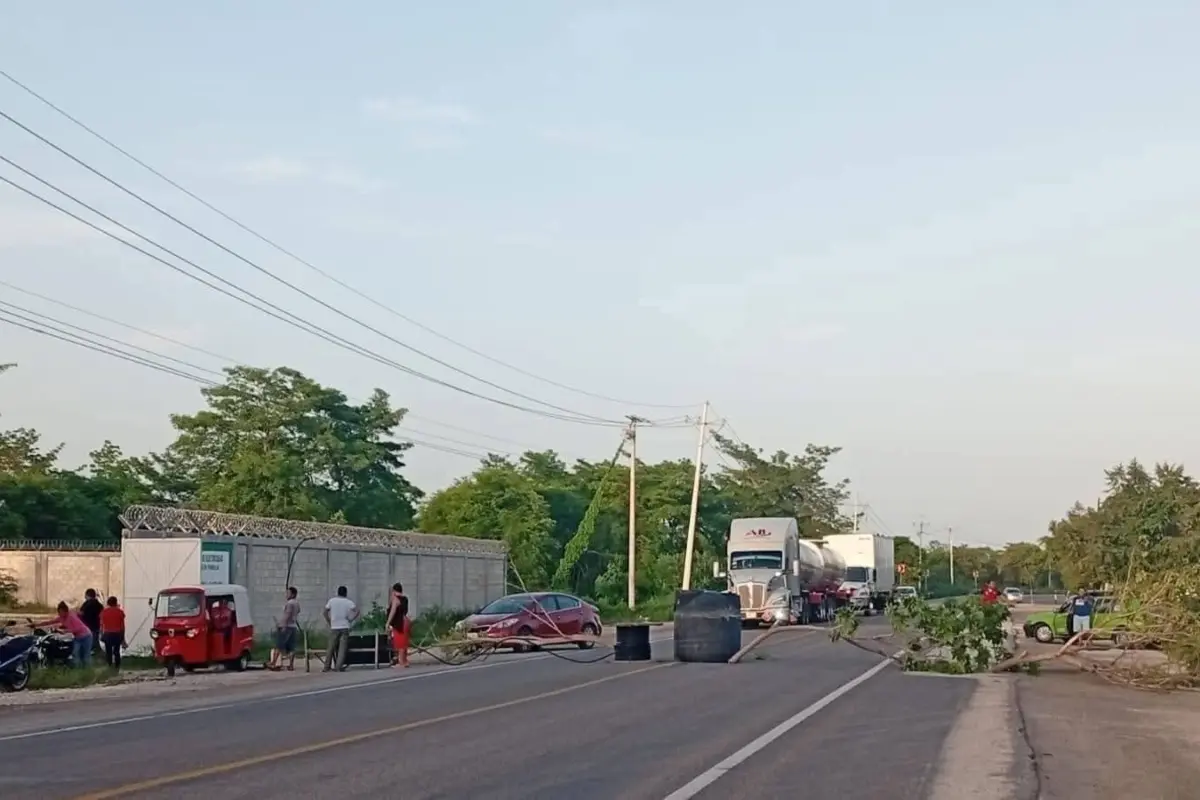Ciudadanos bloqueando la Carretera Centla–Ciudad del Carmen Foto: Armando de la Rosa