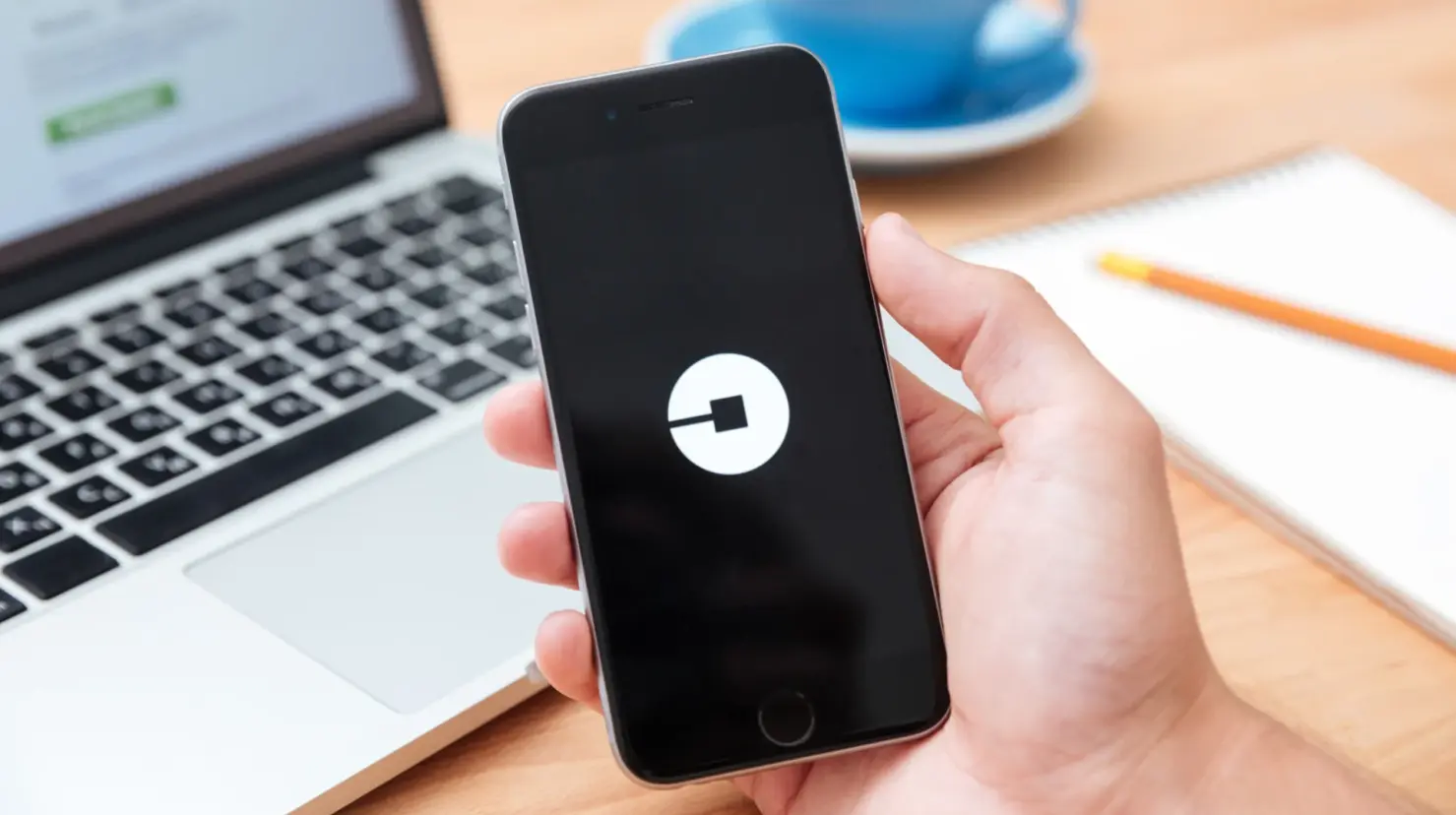 Profeco pone lupa a Uber por alza de tarifas sin aviso a usuarios. Foto: Canva