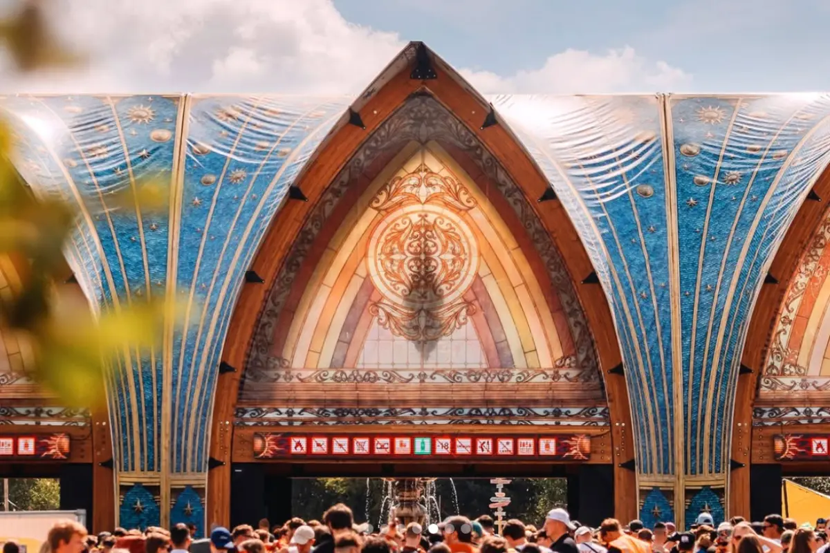 Tomorrowland confirma la apertura parcial tras incendio: (Foto: IG @Tomorrowland / Canva)