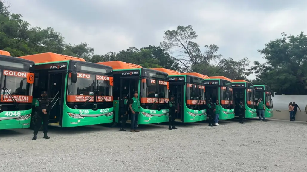 Samuel García entrega 37 nuevas unidades a la ruta 185 en Juárez