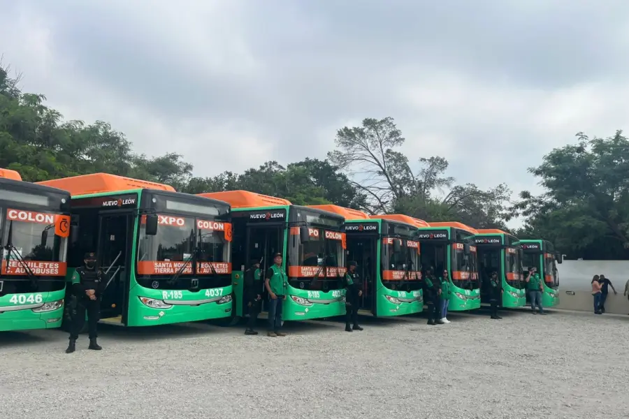Samuel García entrega 37 nuevas unidades a la ruta 185 en Juárez