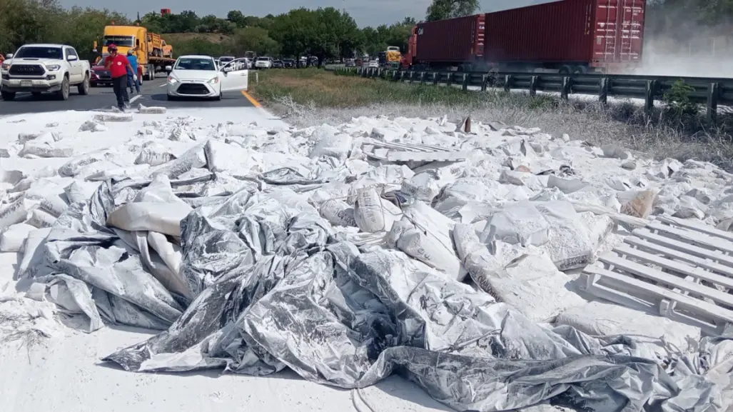 Tráiler cargado con yeso se vuelca en la carretera Nacional