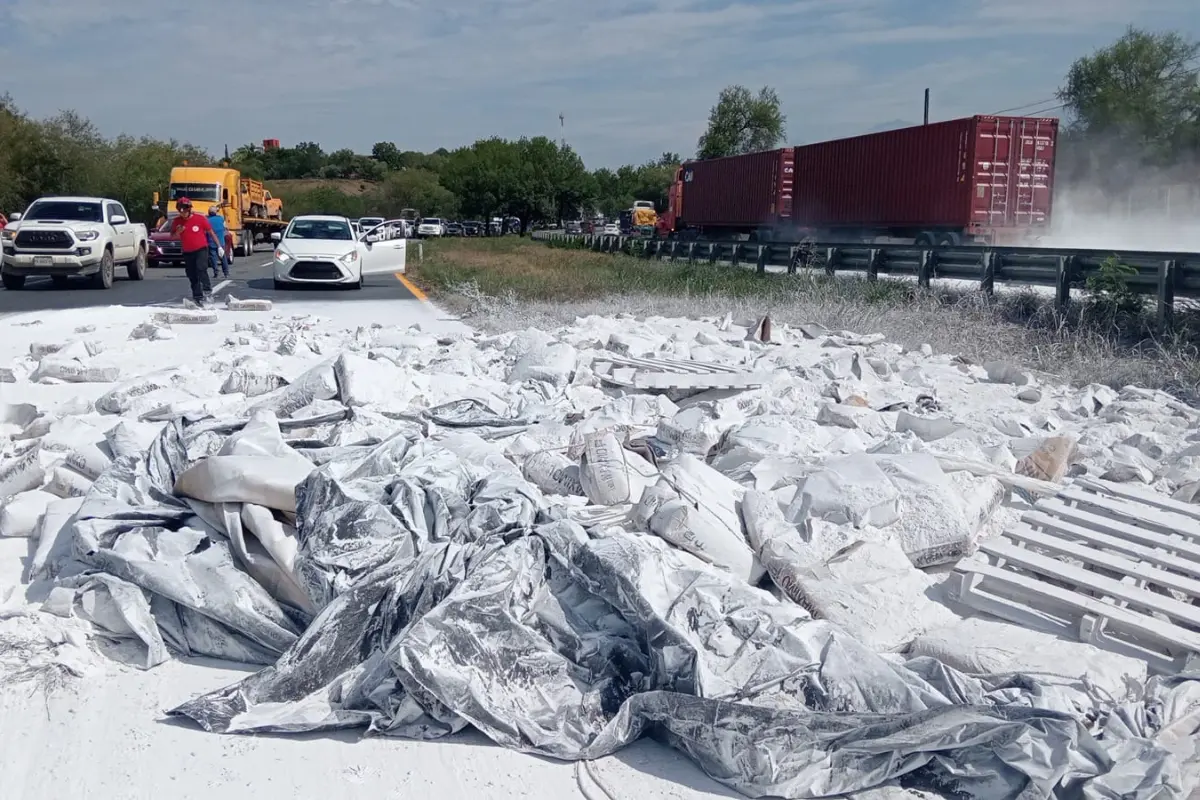 Tráiler vuelca y deja tirado yeso sobre la carretera Nacional en Montemorelos, Nuevo León. Foto: Protección Civil Nuevo León