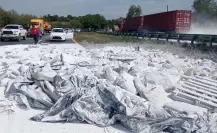 Tráiler cargado con yeso se vuelca en la carretera Nacional