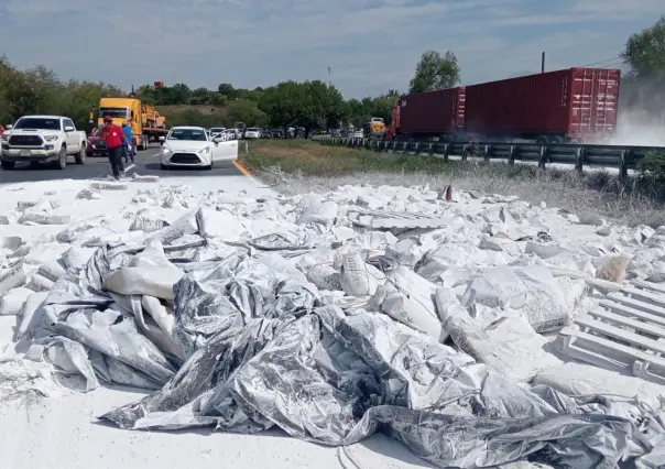 Tráiler cargado con yeso se vuelca en la carretera Nacional