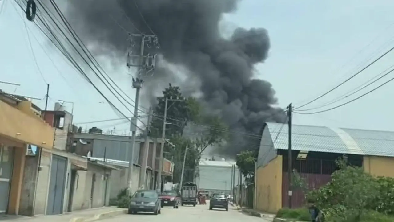 Fuerte incendio en bodega de Tultitlán: bomberos desalojan viviendas por explosiones. Foto: Especial