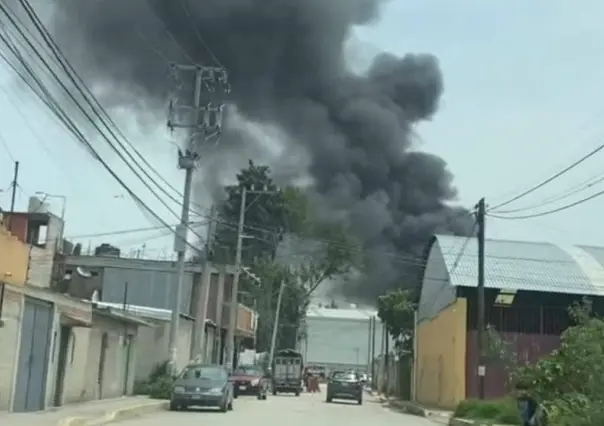 Fuerte incendio en bodega de Tultitlán: bomberos desalojan viviendas por explosiones