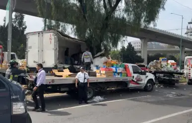 Tráiler cargado de fruta choca en Periférico Norte y ocasiona caos vial en Tlalnepantla