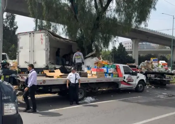 Tráiler cargado de fruta choca en Periférico Norte y ocasiona caos vial en Tlalnepantla