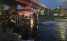 Se incendia camioneta tras volcadura en Circuito Interior; caos vial rumbo al AICM