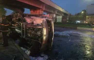 Se incendia camioneta tras volcadura en Circuito Interior; caos vial rumbo al AICM