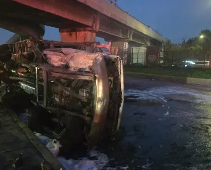 Se incendia camioneta tras volcadura en Circuito Interior; caos vial rumbo al AICM