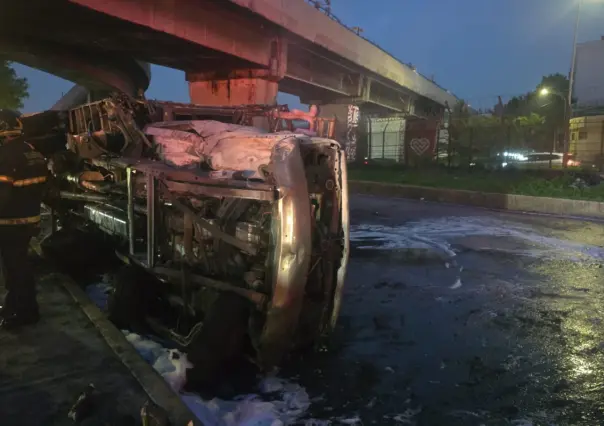 Se incendia camioneta tras volcadura en Circuito Interior; caos vial rumbo al AICM