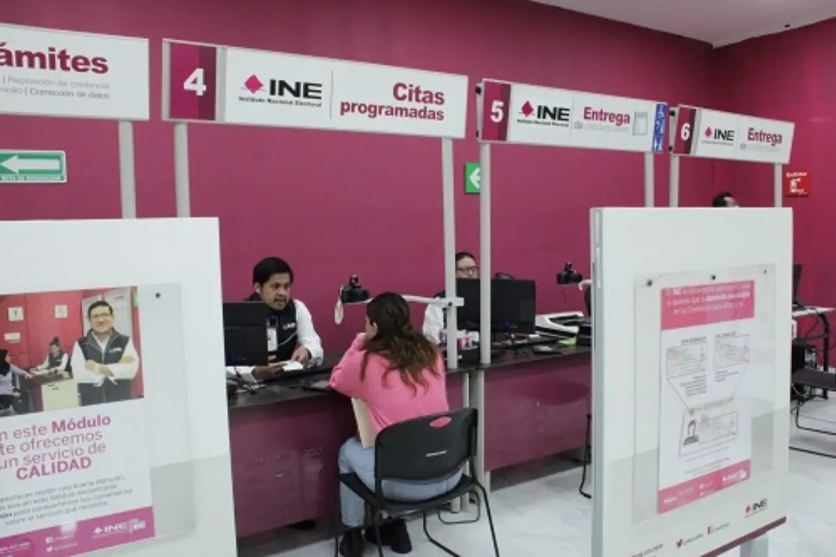 Ciudadana en oficinas del INE Foto: Central Electoral