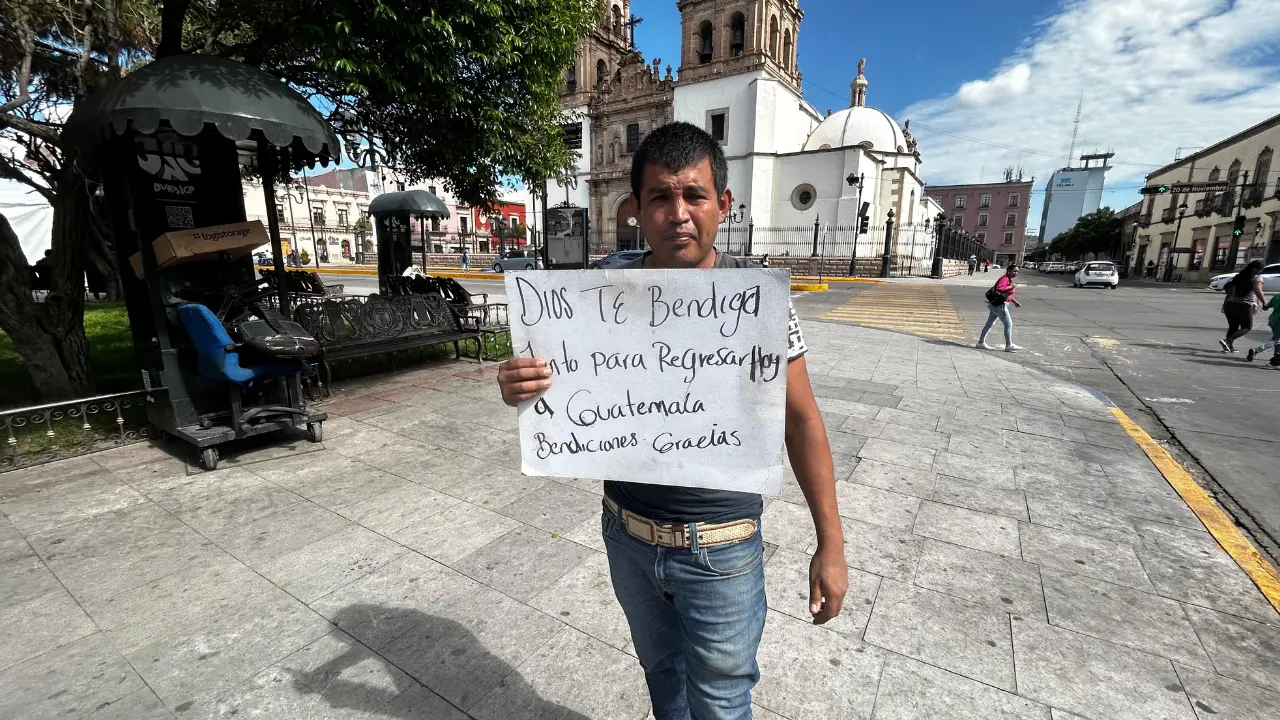 Entre las calles de Durango este hombre busca ayuda para regresar a su país natal. Foto: Alejandro Ávila.