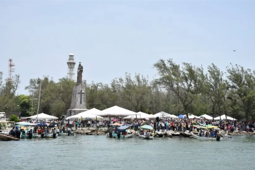 Miles de familias que viven de la pesca acuden a las festividades de la virgen del Carmen en el sur de Tamaulipas. Foto: Axel Hassel