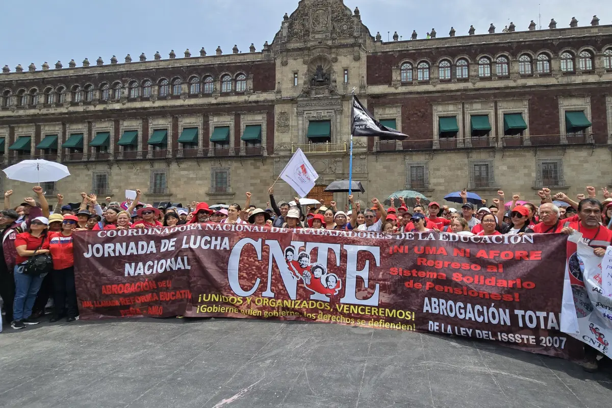 Mitin en el Zócalo del CNTE. Foto: Mario Flores