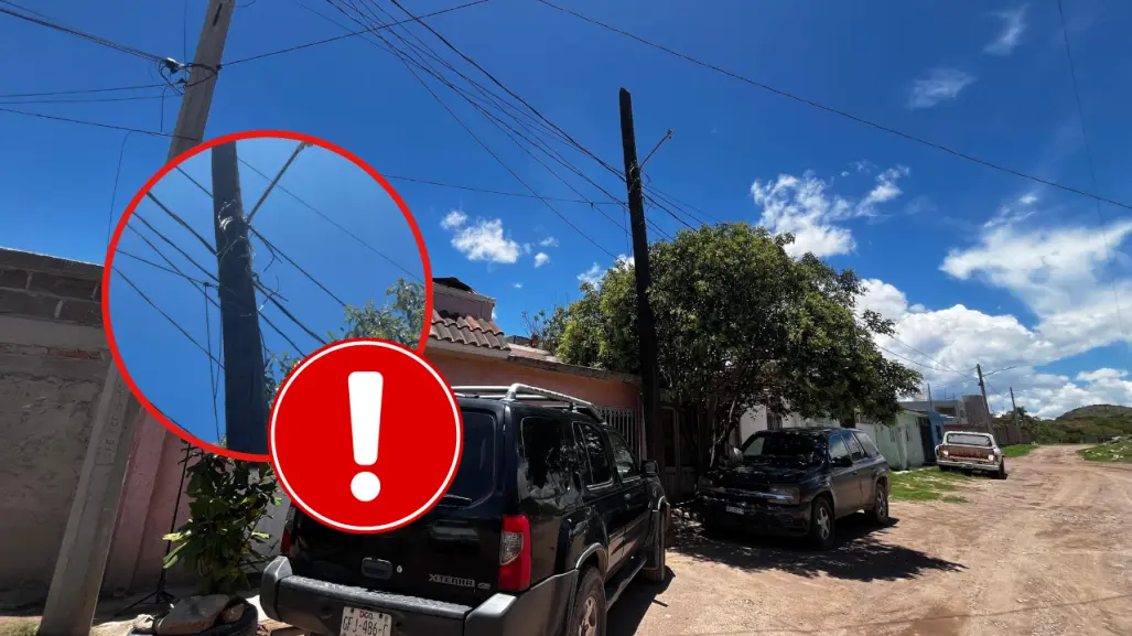Poste de teléfono cae de a poco hacia una casa de Durango 