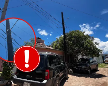 Poste de teléfono cae de a poco hacia una casa de Durango 